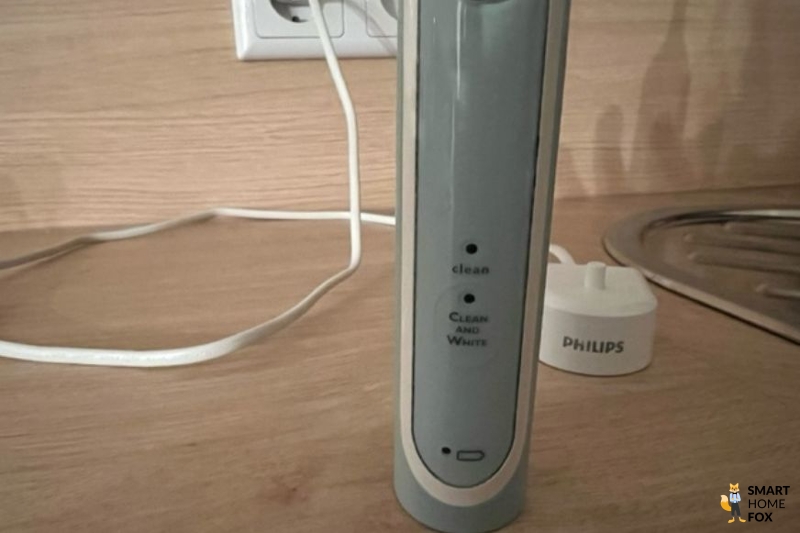 Electric toothbrush with two cleaning programmes.